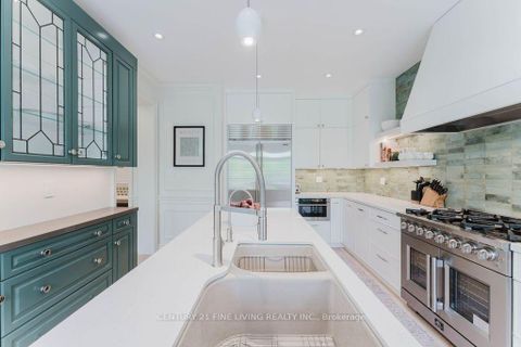Photo 13 at 96 Wolf Creek Crescent, Patterson, Vaughan