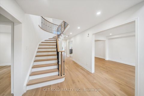 Photo 2 at 27 Edenbridge Drive, Beverley Glen, Vaughan