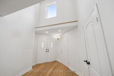 Photo 3 at 27 Edenbridge Drive, Beverley Glen, Vaughan