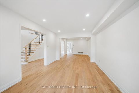 Photo 5 at 27 Edenbridge Drive, Beverley Glen, Vaughan