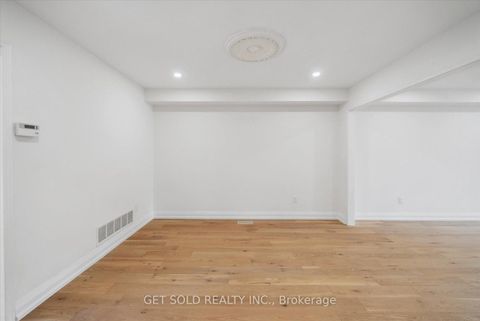 Photo 8 at 27 Edenbridge Drive, Beverley Glen, Vaughan