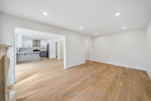 Photo 11 at 27 Edenbridge Drive, Beverley Glen, Vaughan