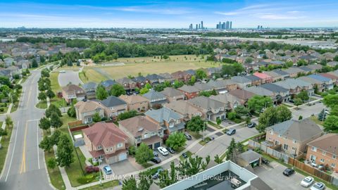 Photo 11 at 15 Royal Appian Crescent, Patterson, Vaughan
