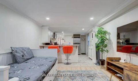 Photo 13 at 204 Oakcrest Avenue, Danforth, Toronto