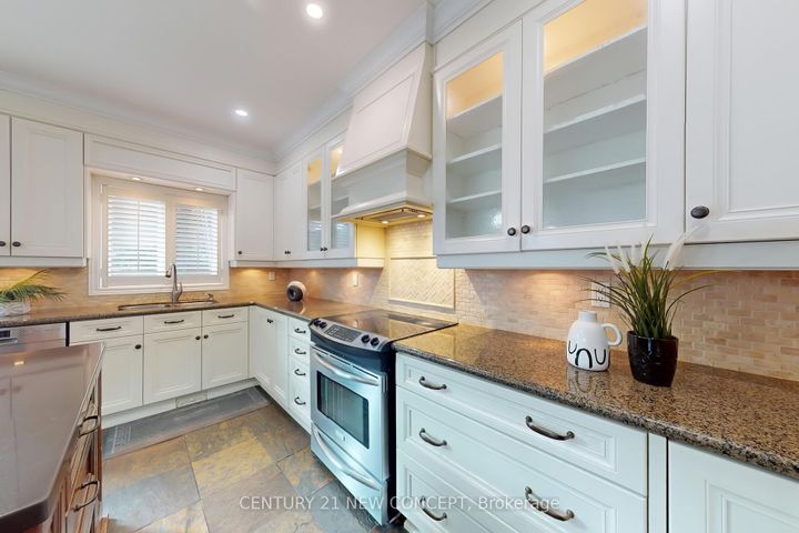 Photo 9 at 964 Queen Street W, Lorne Park, Mississauga