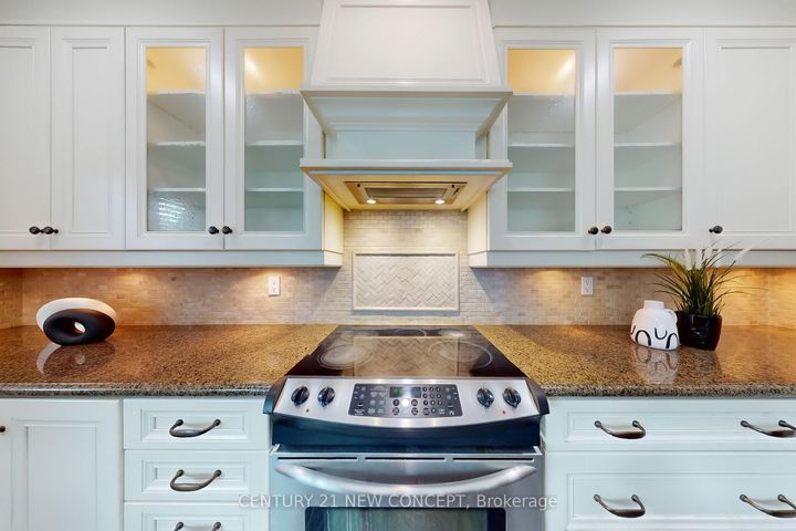 Photo 10 at 964 Queen Street W, Lorne Park, Mississauga