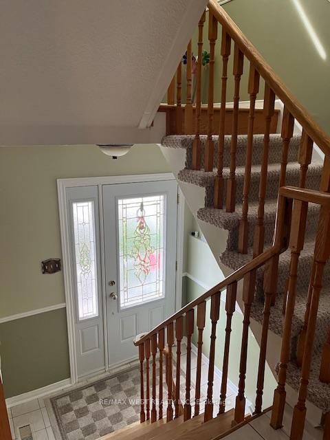 Photo 1 at 102 Swinton Crescent, Lakeview Estates, Vaughan