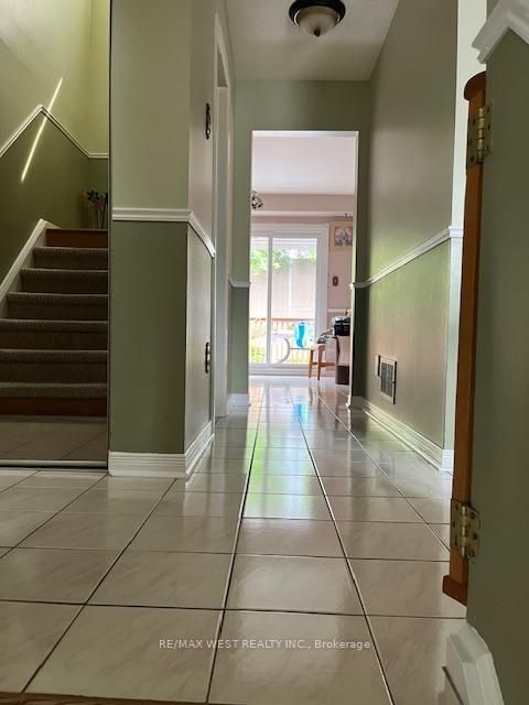 Photo 2 at 102 Swinton Crescent, Lakeview Estates, Vaughan