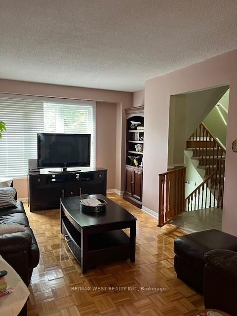 Photo 3 at 102 Swinton Crescent, Lakeview Estates, Vaughan