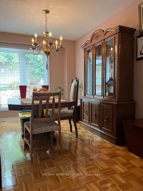 Photo 4 at 102 Swinton Crescent, Lakeview Estates, Vaughan
