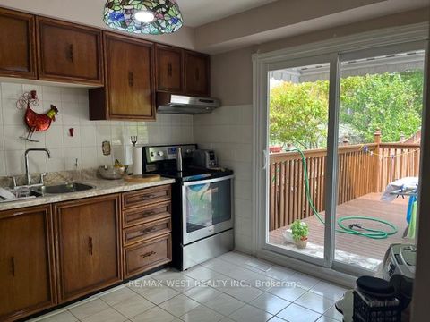 Photo 5 at 102 Swinton Crescent, Lakeview Estates, Vaughan