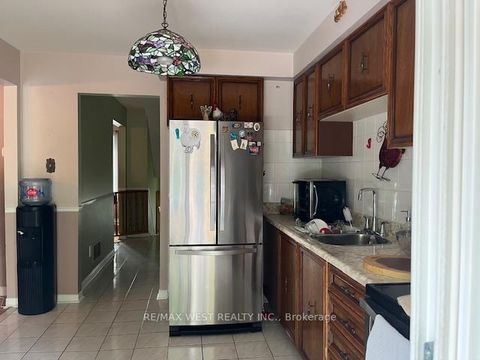 Photo 6 at 102 Swinton Crescent, Lakeview Estates, Vaughan