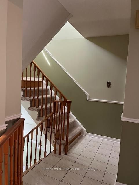 Photo 7 at 102 Swinton Crescent, Lakeview Estates, Vaughan