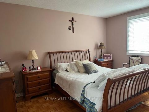 Photo 8 at 102 Swinton Crescent, Lakeview Estates, Vaughan
