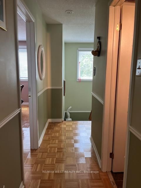 Photo 9 at 102 Swinton Crescent, Lakeview Estates, Vaughan
