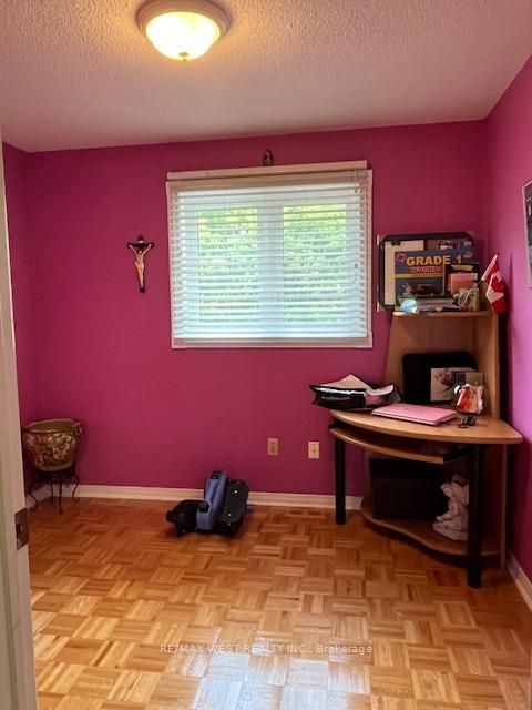 Photo 11 at 102 Swinton Crescent, Lakeview Estates, Vaughan