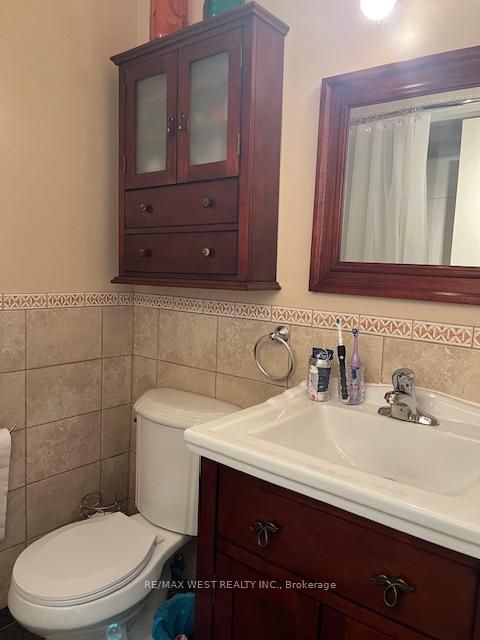Photo 12 at 102 Swinton Crescent, Lakeview Estates, Vaughan