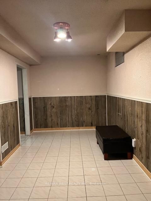 Photo 14 at 102 Swinton Crescent, Lakeview Estates, Vaughan