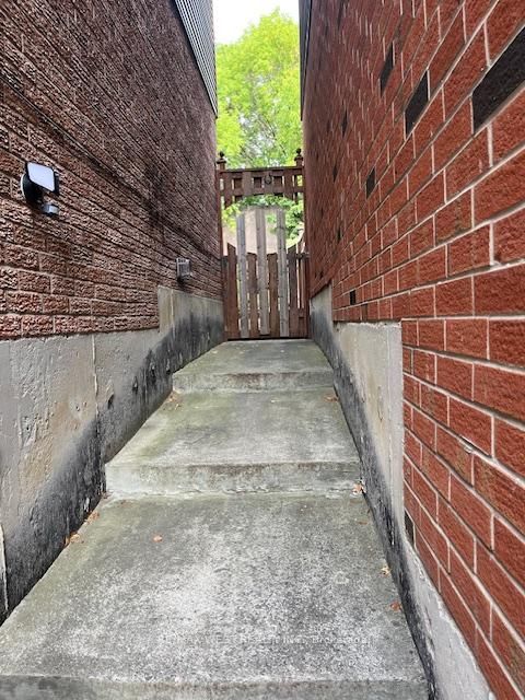 Photo 16 at 102 Swinton Crescent, Lakeview Estates, Vaughan