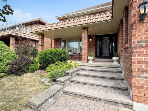 Photo 1 at 160 Marwood Place, Maple, Vaughan