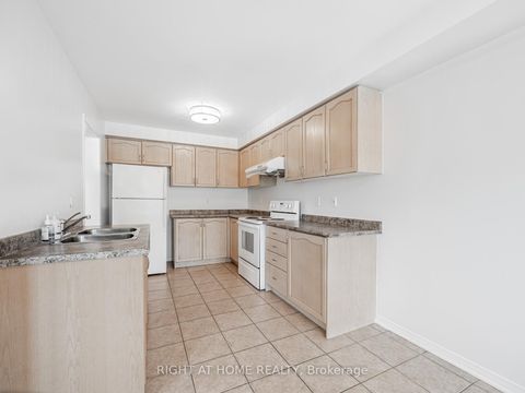 Photo 12 at 6 Martell Gate, Bayview Northeast, Aurora