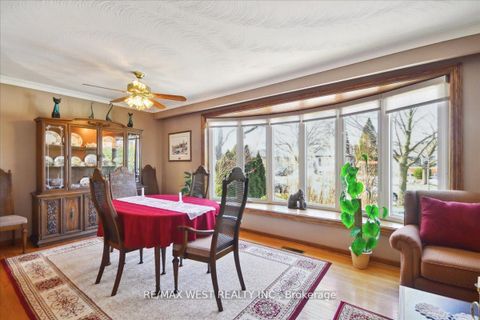 Photo 2 at 9 Margrath Place, West Deane, Toronto