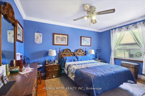 Photo 4 at 9 Margrath Place, West Deane, Toronto