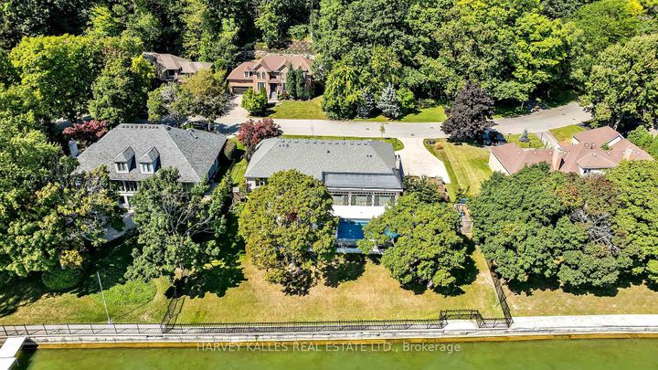 Photo 1 at 90 Oaklands Park Court, Bayview, Burlington