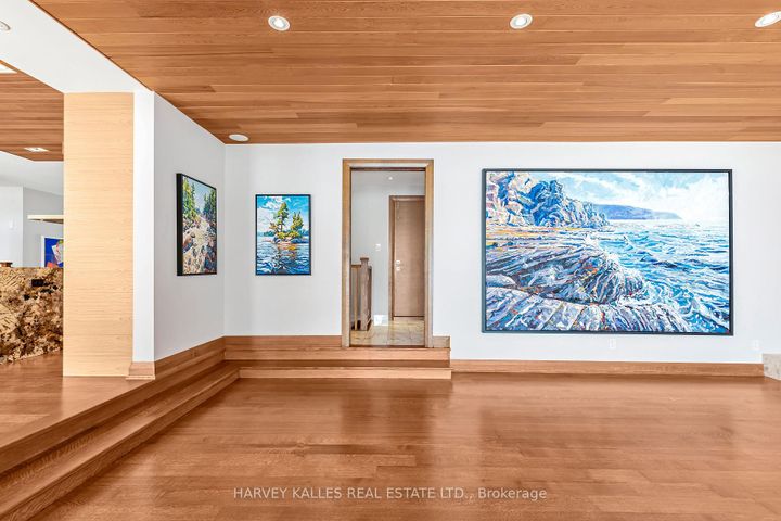 Photo 2 at 90 Oaklands Park Court, Bayview, Burlington