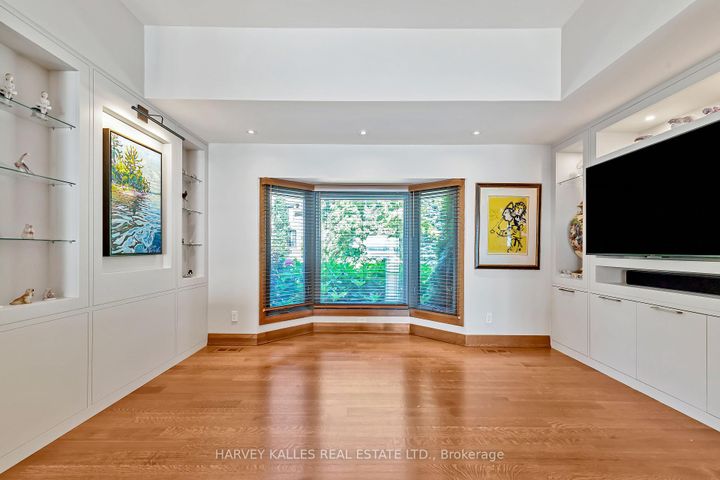 Photo 4 at 90 Oaklands Park Court, Bayview, Burlington