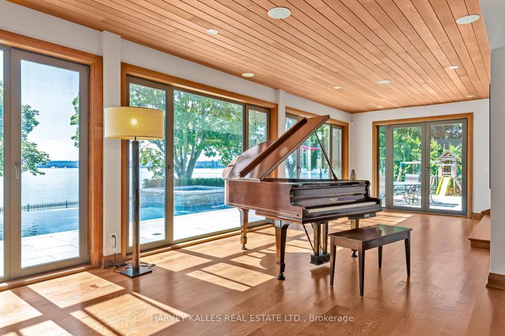 Photo 5 at 90 Oaklands Park Court, Bayview, Burlington