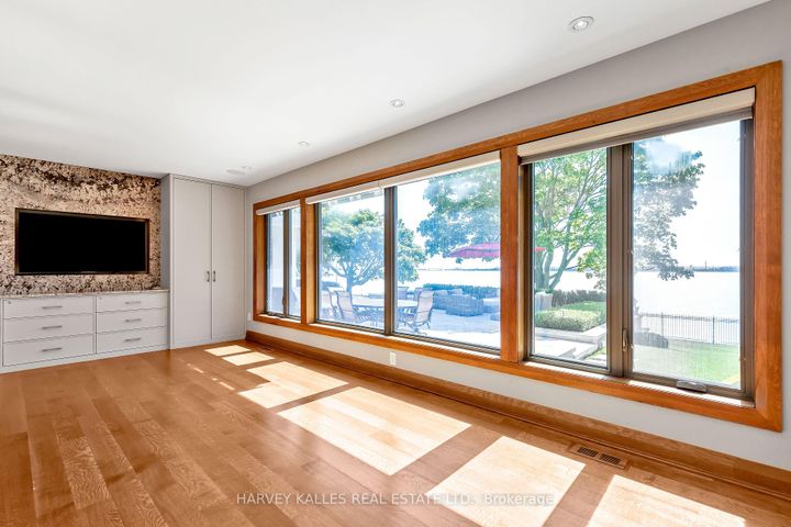 Photo 6 at 90 Oaklands Park Court, Bayview, Burlington
