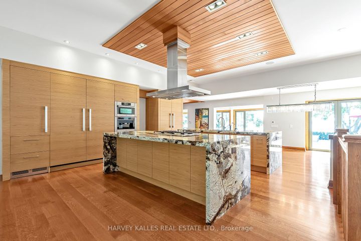 Photo 7 at 90 Oaklands Park Court, Bayview, Burlington