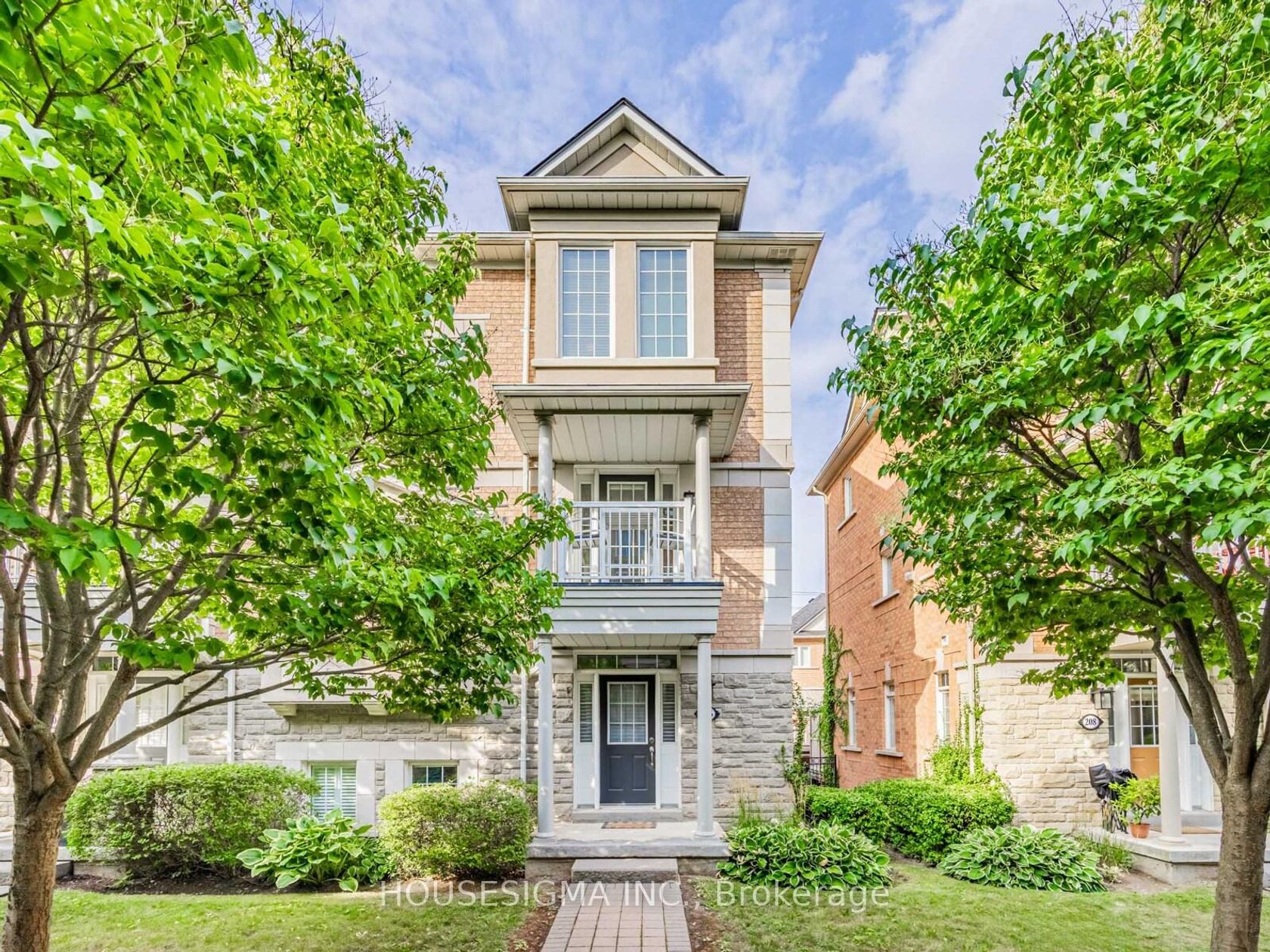 206 - 60 Rosewood Avenue, Port Credit, Mississauga by Loree Meneguzzi Real Estate 206 - 60 Rosewood Avenue, Port Credit, Mississauga