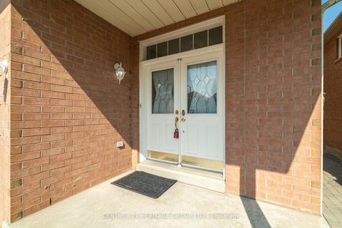 Photo 2 at 211 Kayla Crescent, Maple, Vaughan