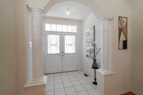 Photo 3 at 211 Kayla Crescent, Maple, Vaughan