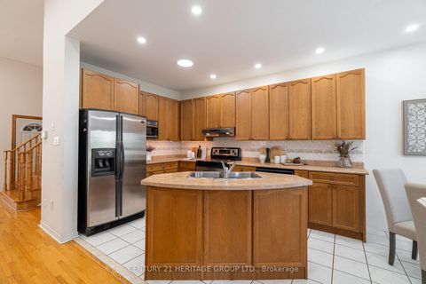 Photo 11 at 211 Kayla Crescent, Maple, Vaughan