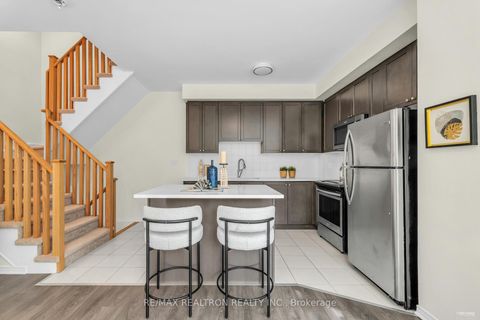 Photo 7 at 67 - 31 Applewood Lane, Etobicoke West Mall, Toronto
