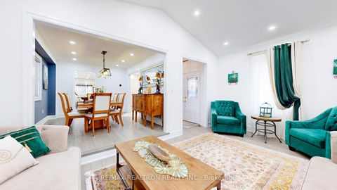 Photo 2 at 160 Carlyle Crescent, Aurora Highlands, Aurora Photo 2 at 160 Carlyle Crescent, Aurora Highlands, Aurora