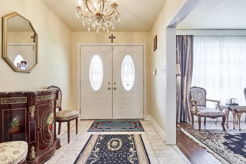 Photo 3 at 40 Farmview Crescent, Henry Farm, Toronto