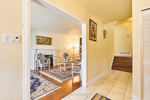 Photo 5 at 40 Farmview Crescent, Henry Farm, Toronto