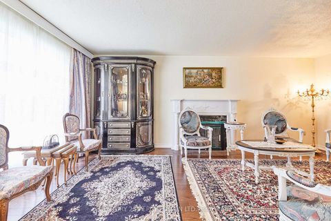 Photo 6 at 40 Farmview Crescent, Henry Farm, Toronto