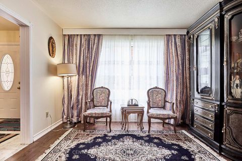 Photo 7 at 40 Farmview Crescent, Henry Farm, Toronto