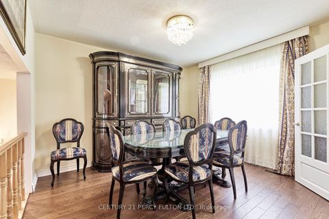 Photo 10 at 40 Farmview Crescent, Henry Farm, Toronto
