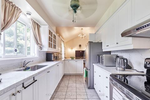 Photo 12 at 40 Farmview Crescent, Henry Farm, Toronto