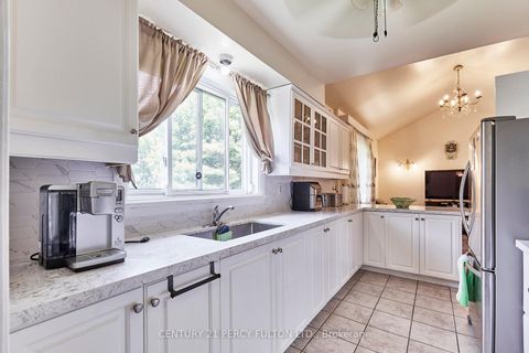Photo 13 at 40 Farmview Crescent, Henry Farm, Toronto