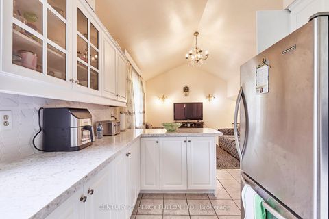 Photo 14 at 40 Farmview Crescent, Henry Farm, Toronto