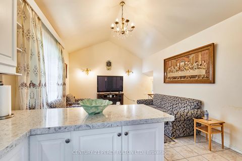 Photo 15 at 40 Farmview Crescent, Henry Farm, Toronto