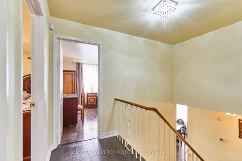 Photo 21 at 40 Farmview Crescent, Henry Farm, Toronto