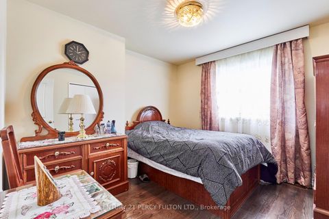 Photo 27 at 40 Farmview Crescent, Henry Farm, Toronto